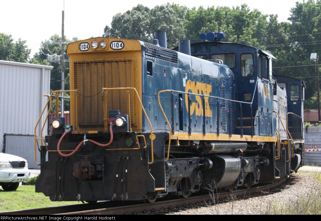 CSX 1104 approaches Rivers Avenue